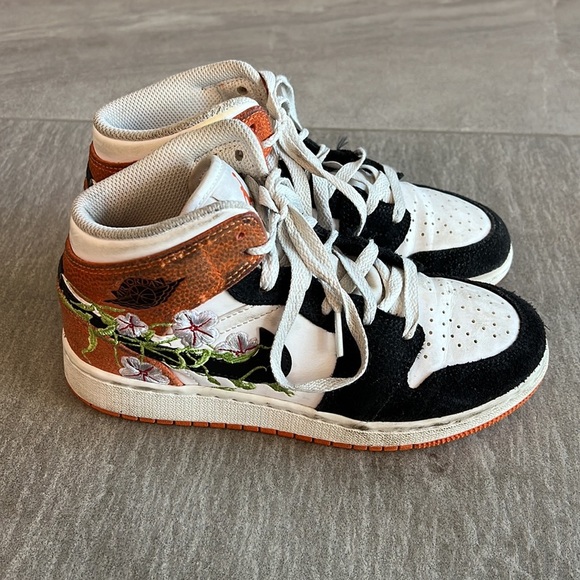 BIG KIDS' AIR JORDAN RETRO 1 MID SE White/Black/Starfish/Vivid Green - Picture 4 of 9